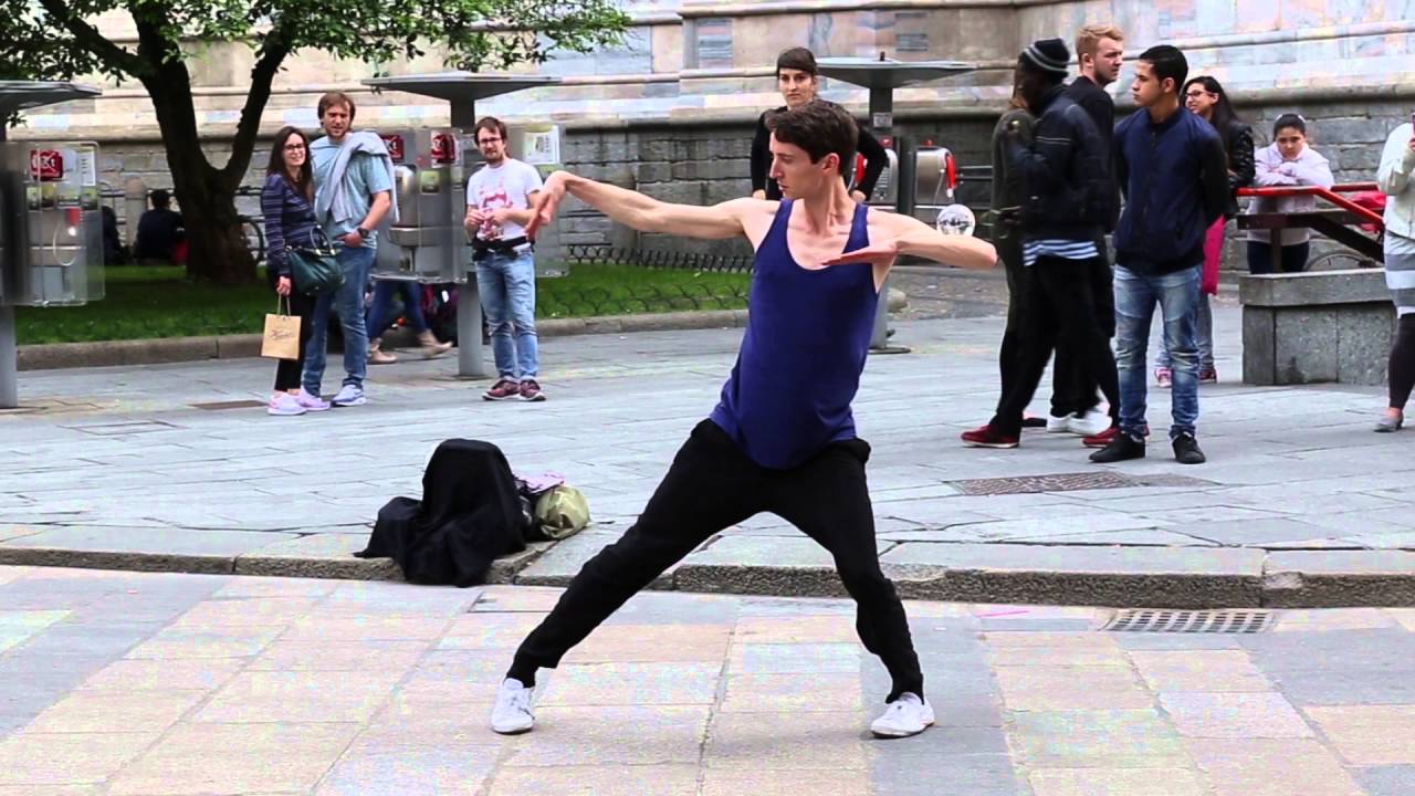 Magic Glass Ball - Street Performer in Milano
