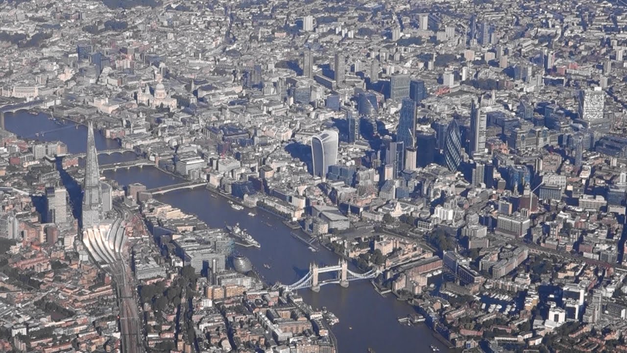 Wonderful approach over London City while landing at London Heathrow