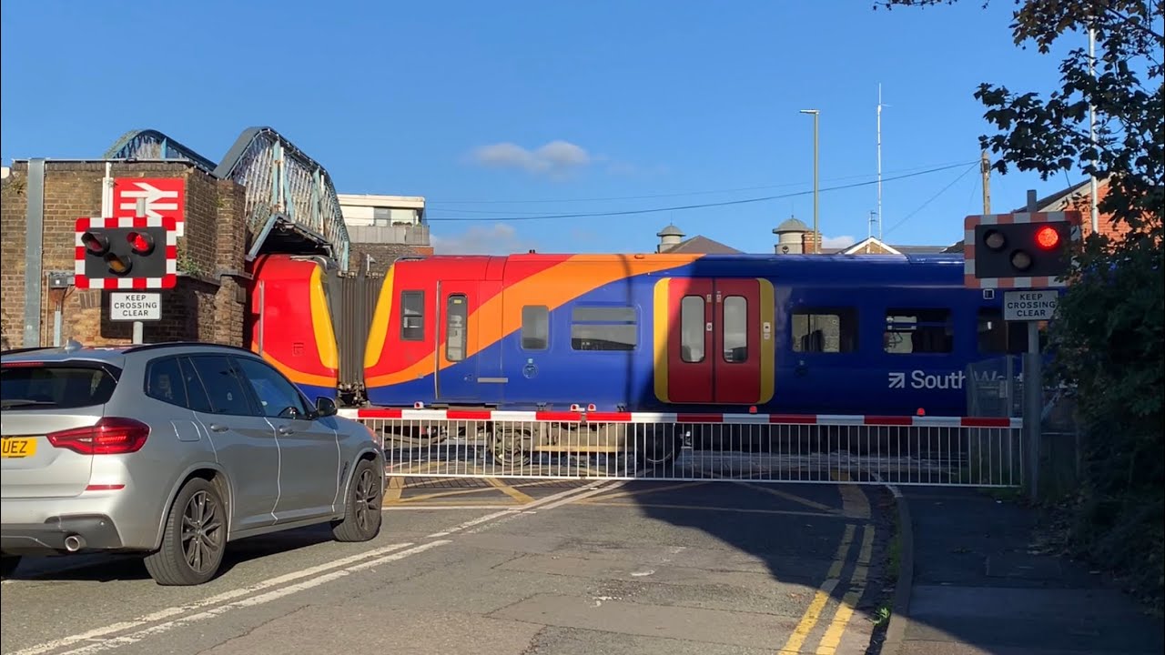 Chertsey level crossing | Surrey | SWR
