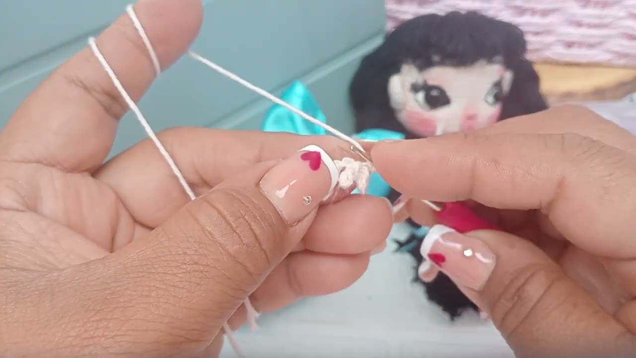 Realizando unos brasito para una muñeca 