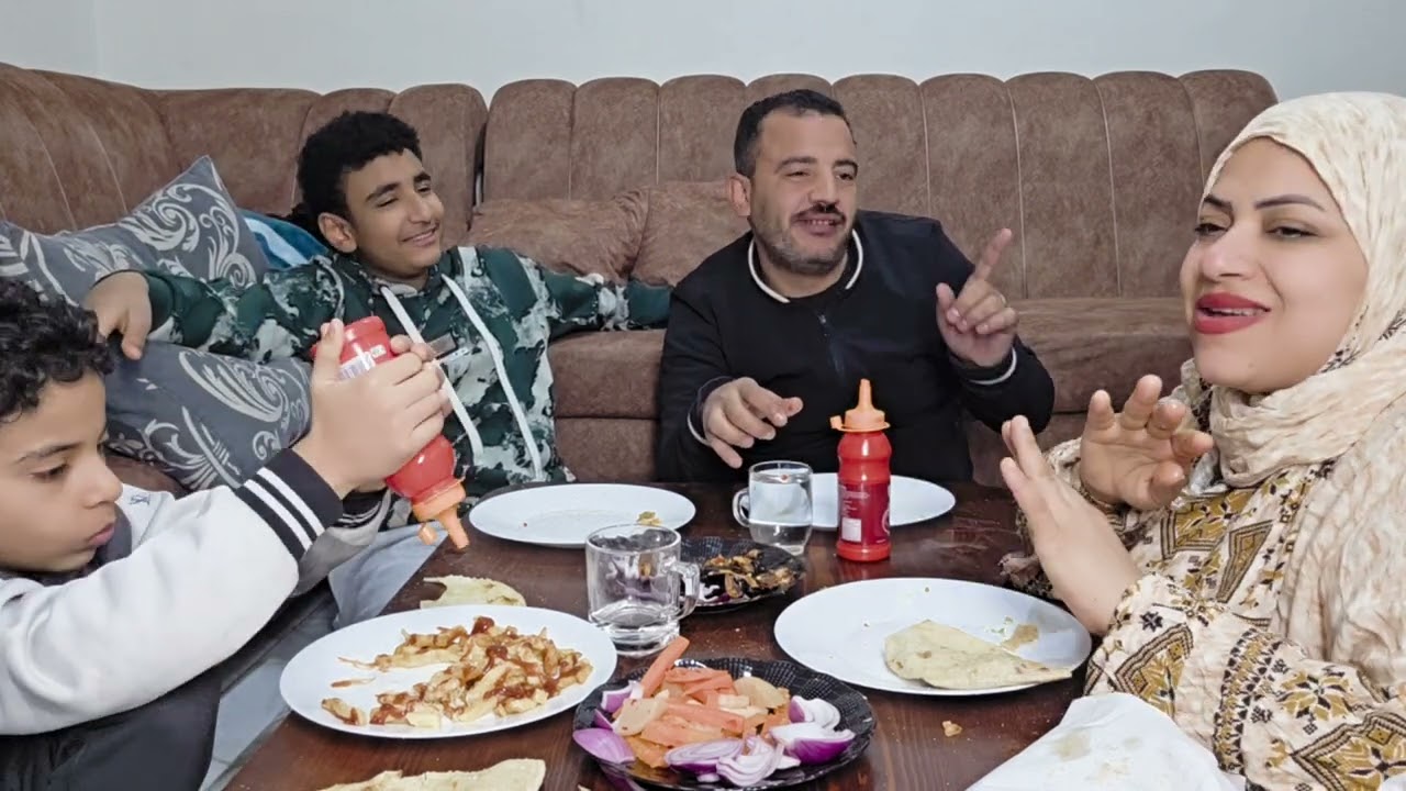 قعدنا يوم الاجازه بنحكي في القديم والجديد ربنا يقدرنا على فعل الخير سندوتشات ياسين وسلمى فين