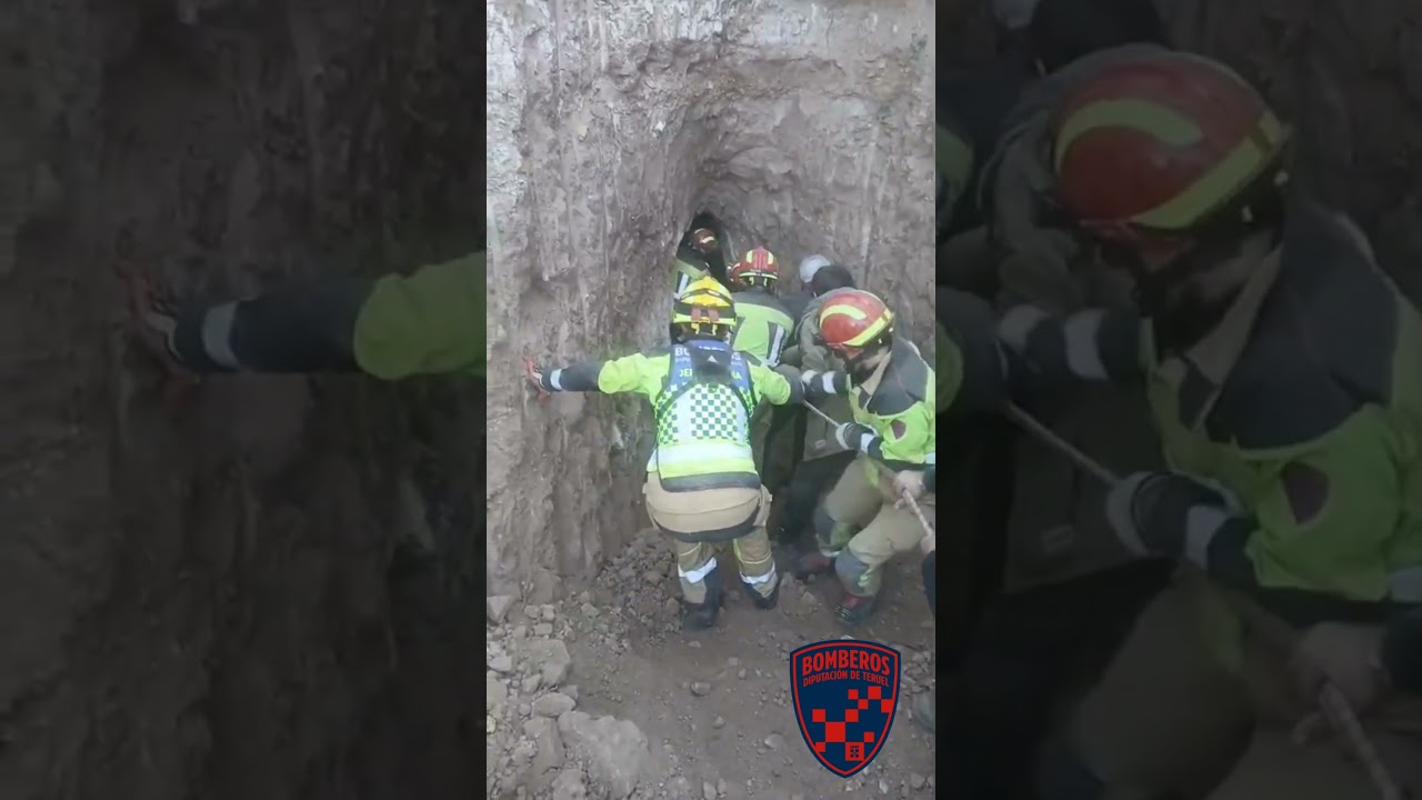 Rescatada la vaca que quedó atrapada en una acequia en Olba