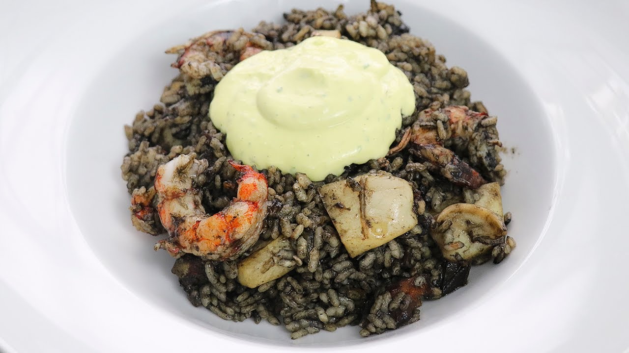 Arroz negro con calamares y gambas