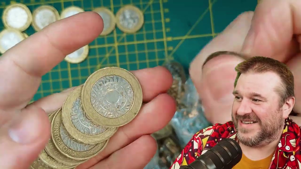 Новый альбом, новый год, новые монеты! 🆕 Начинается охота за монетами номиналом 2 фунта стерлинго...