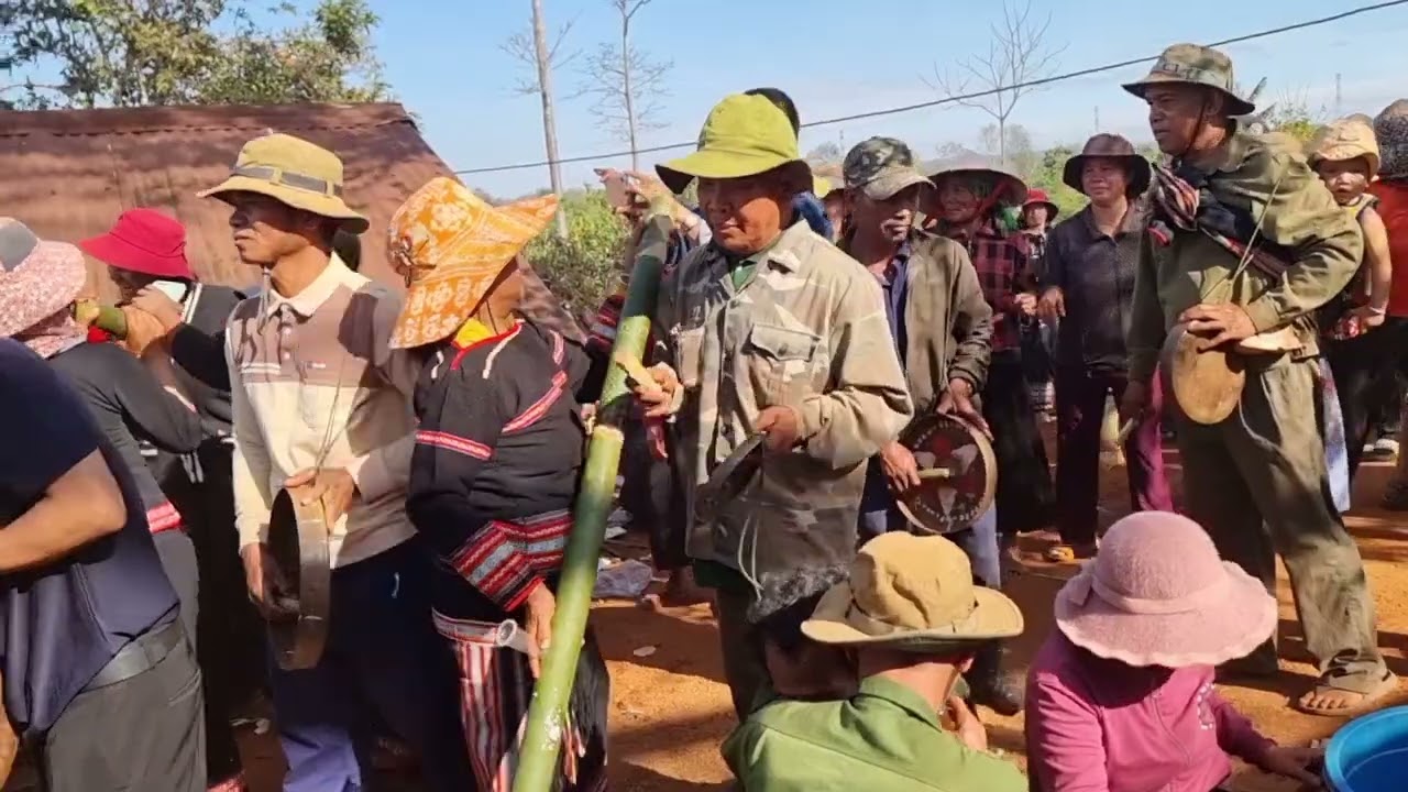 công chiếng bỏ mà theo phụng tục của người jarai tây nguyên jon Nay 81tay nguyên