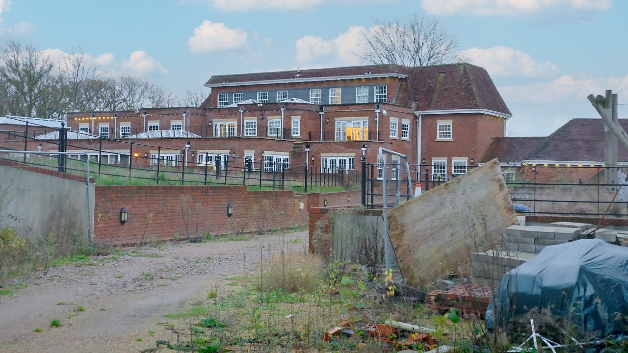 Они так и не вернулись | Заброшенный особняк миллиардера, в котором ВСЁ осталось