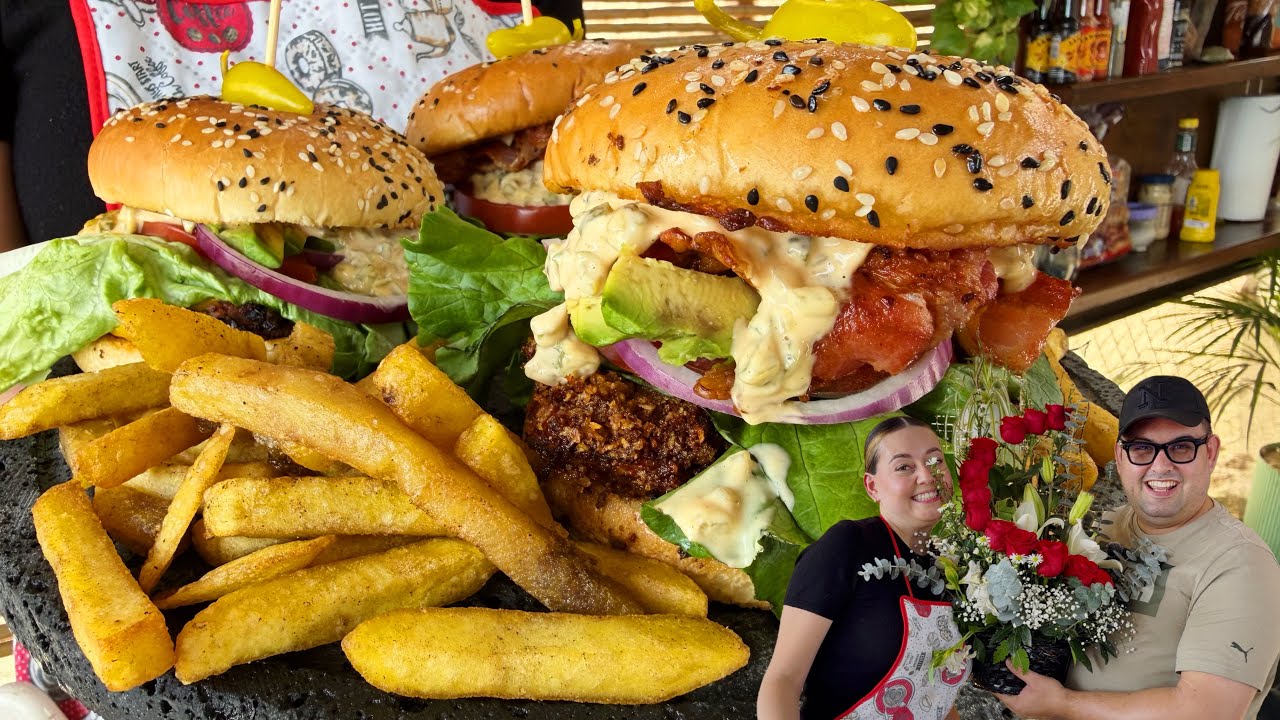 Hamburguesas de Pollo y Res | Aderezo Secreto de Pepinillo
