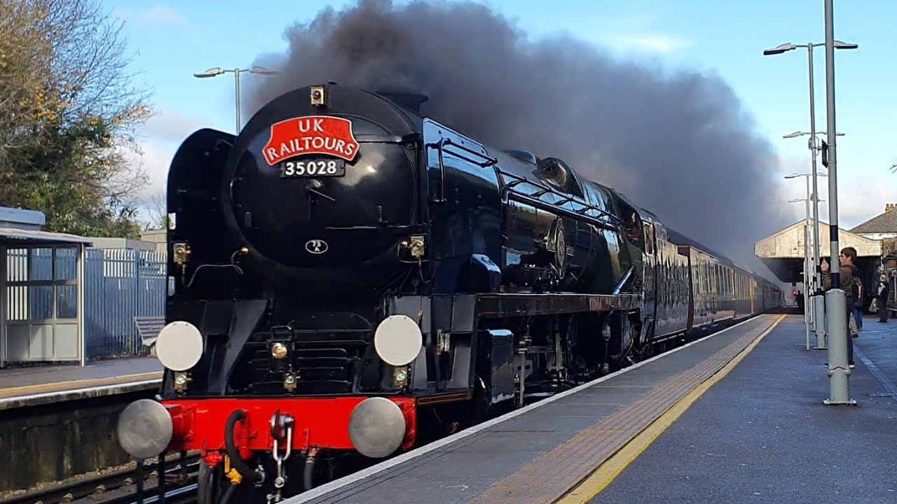 A Merchant in full charge the Portsmouth Pullman and 37800 Thrashing through Winchester 15/11/2025