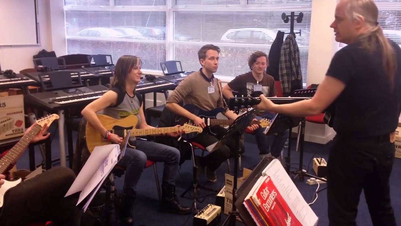 Guitar Encounters: Gruppenunterricht für E-Gitarre kommt nach Bern