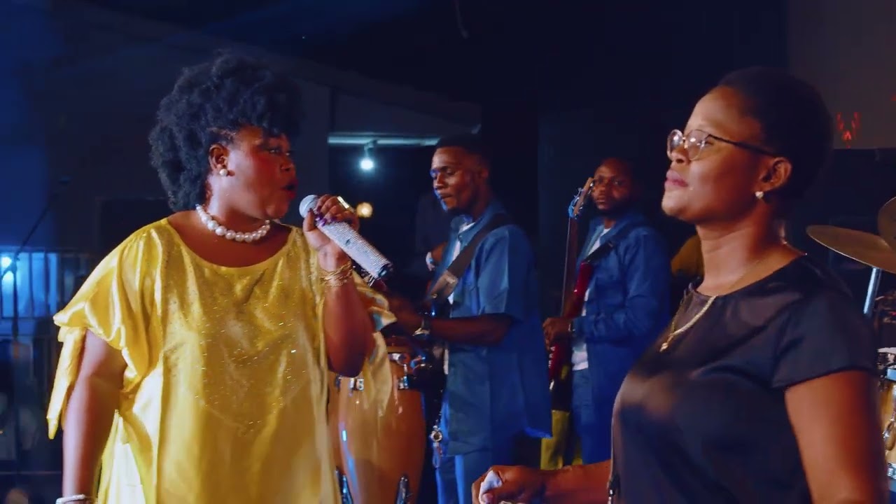 Esther Akawa - Somo (Concert  live village chez Ntemba)
