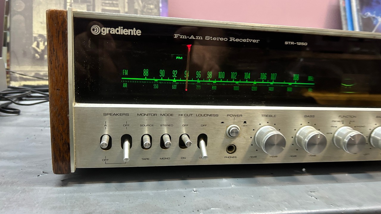 O Rei do Som - Receiver Gradiente STR-1250