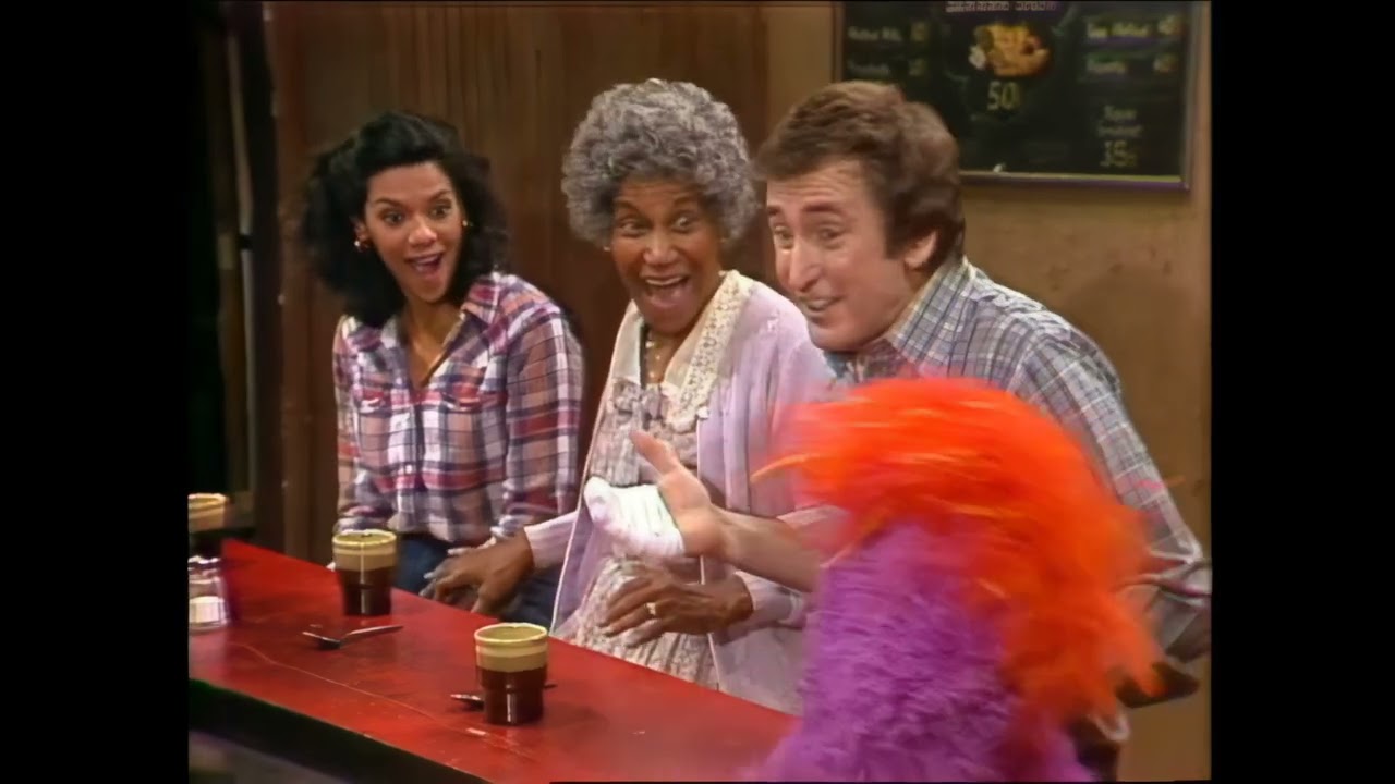 Sesame Street: 1489 Street Scenes - Bob burns his hand