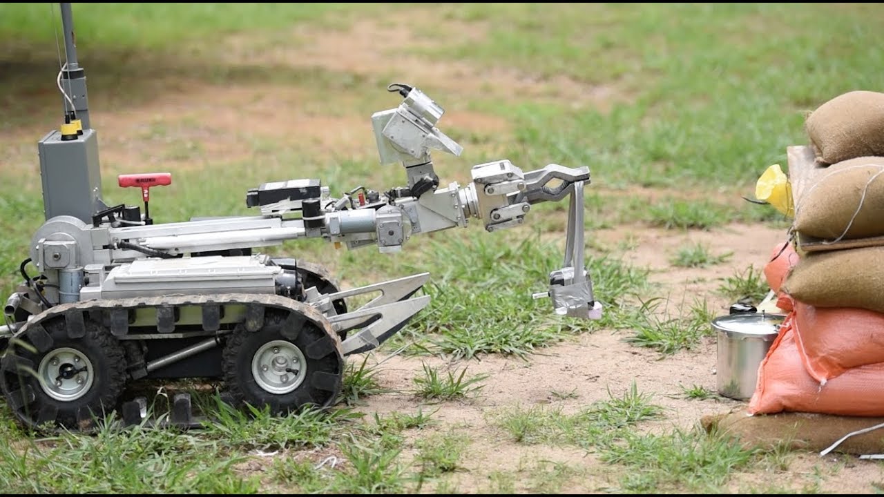 Training with Bomb Disposal Robots (360-Degree Video)