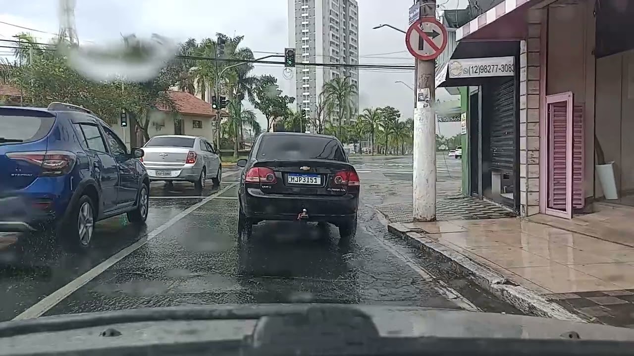 Rodando pelo centro de Jacareí com chuva . 28/01