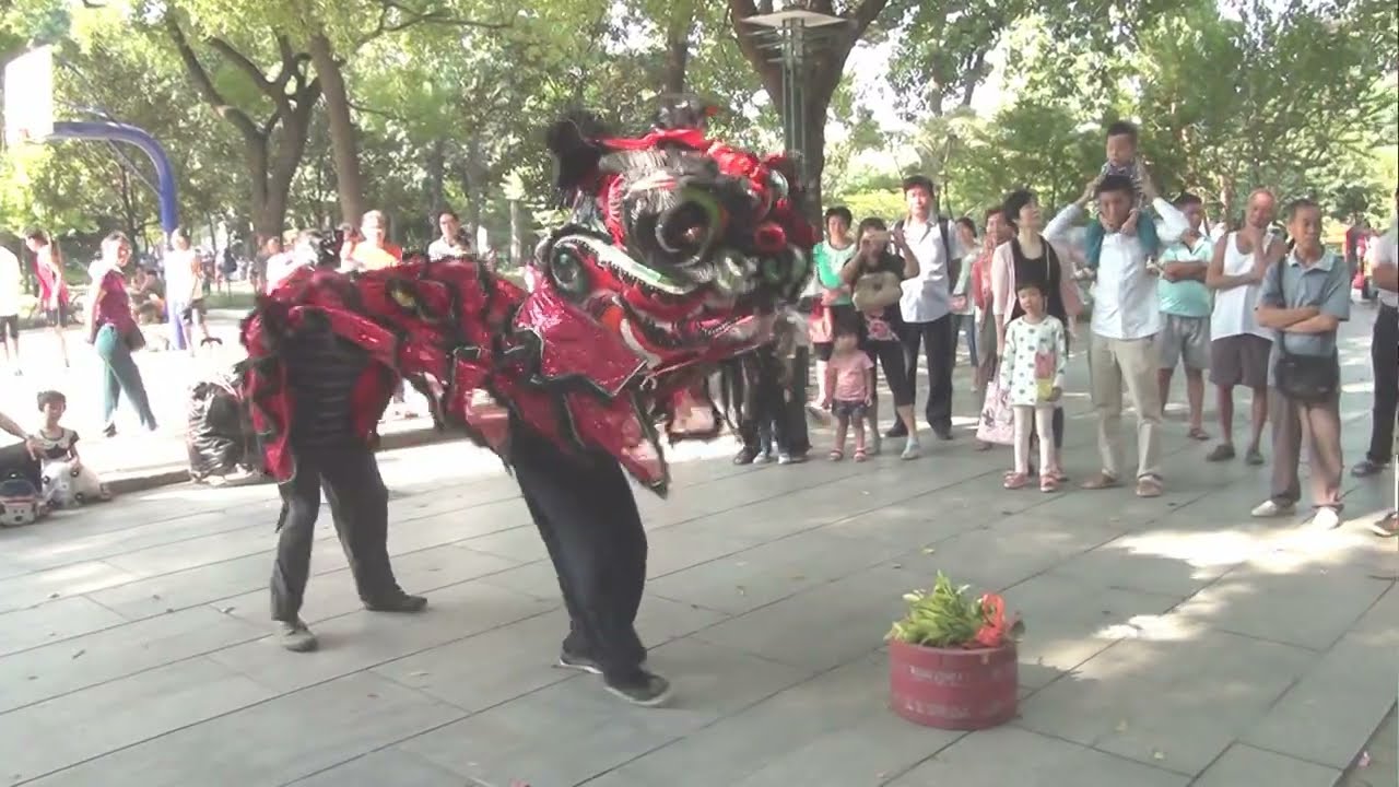 佛山传统舞狮采青有大头佛