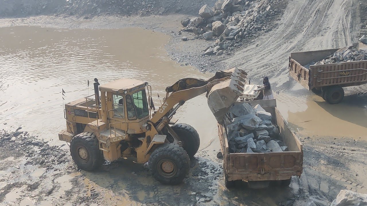 Pakistan biggest quarter pillar loader loading crash in Mountain view