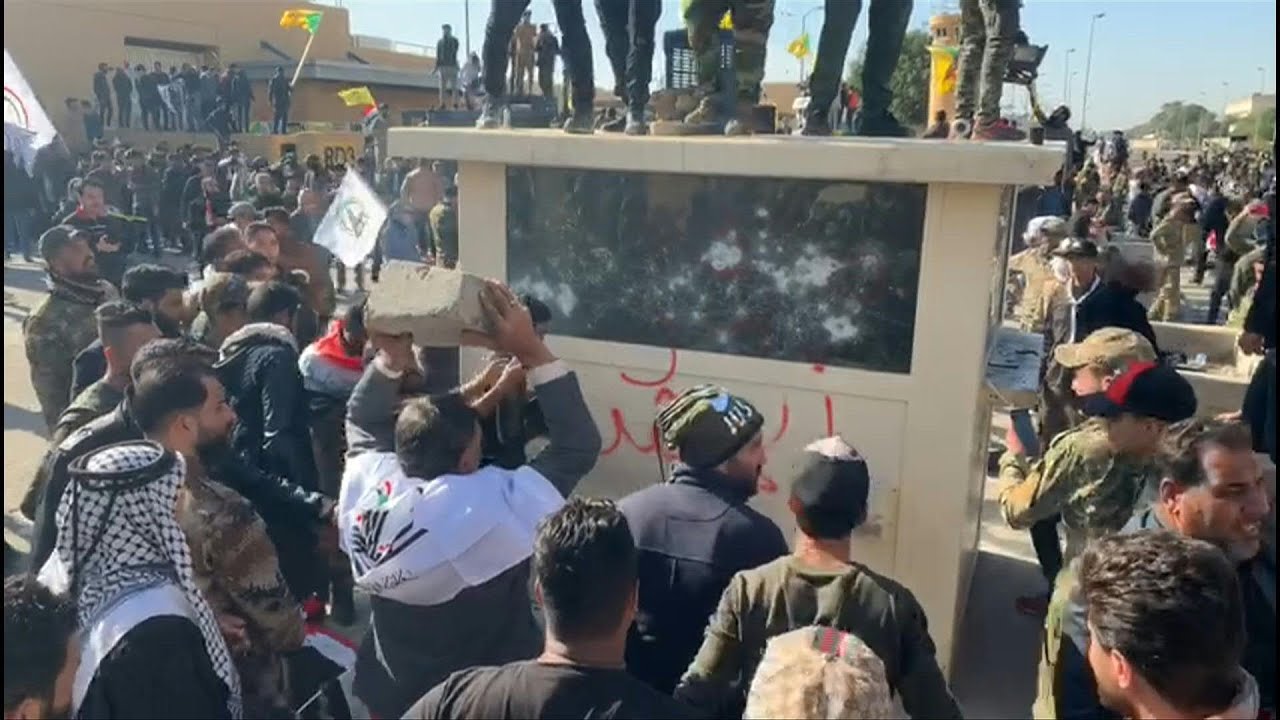 Manifestantes invadem embaixada dos EUA em Bagdá | AFP