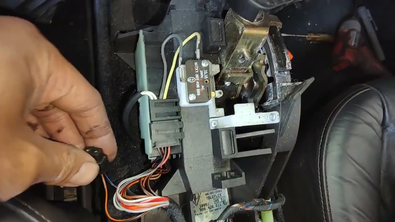 Porsche 996/997 C4S - Testing reverse light switch & location on the car