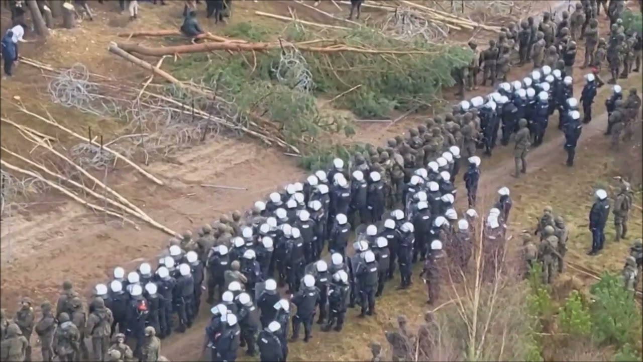 Migranci atakują polskie zabezpieczenia graniczne koło Kuźnicy | Poland Belarus border conflict