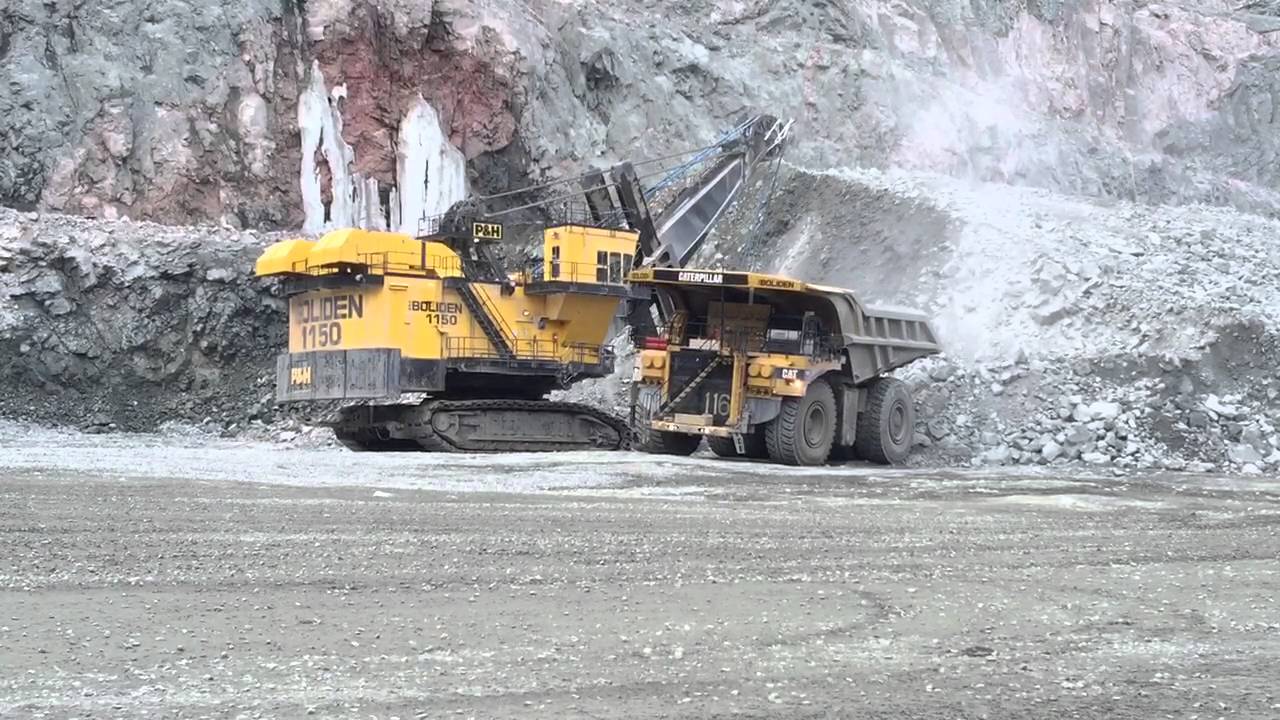 Loading a Caterpillar  795 in Aitik