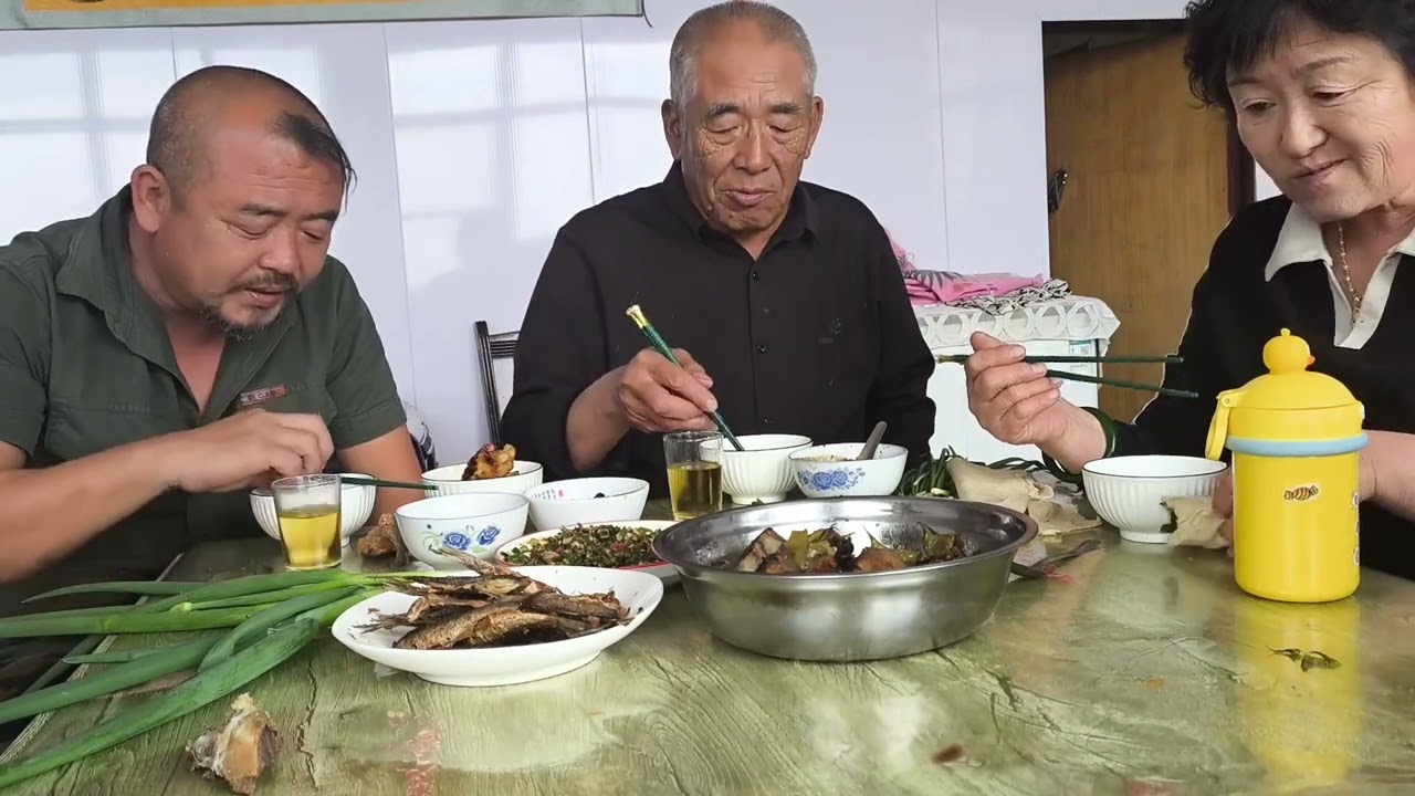 干炸鱼炒蕨菜，喝一杯白酒