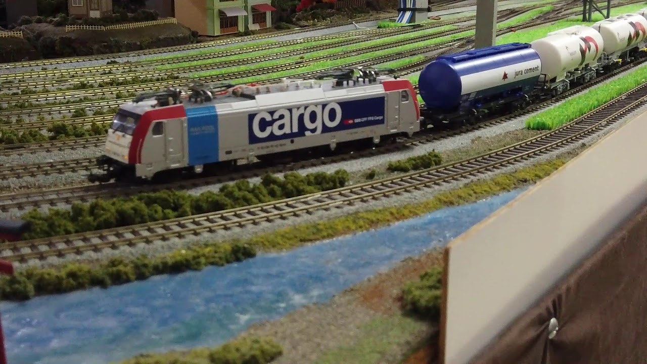 Spur HO Holicm Silo wagons in slow motion