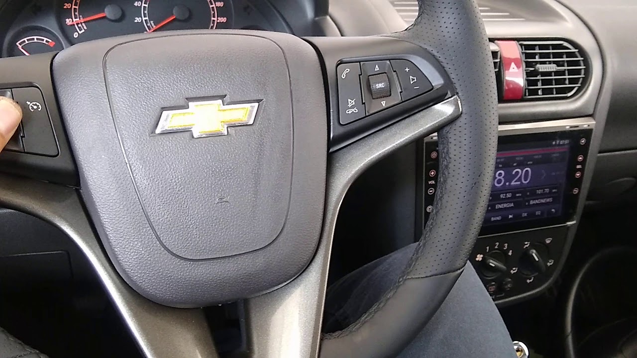 Chevrolet Corsa com volante multifuncional instalado no sistema original @mssoundosasco