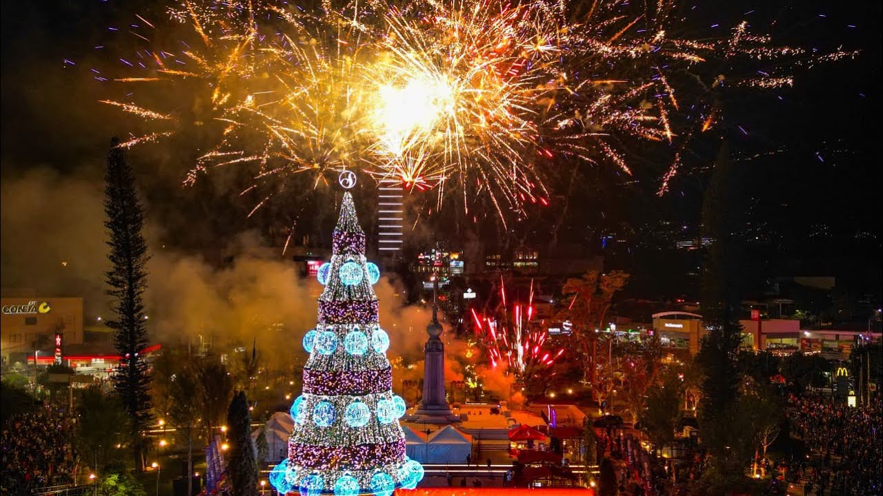 MILES DE SALVADOREÑOS disfrutaron del show de luces en la Plaza Salvador del Mundo