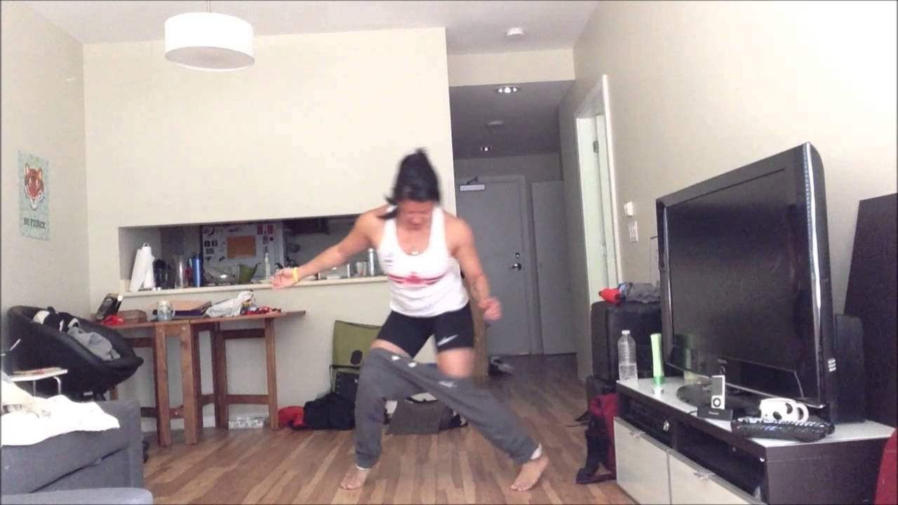 CHALLENGE ACCEPTED: Amanda puts on pants without hands