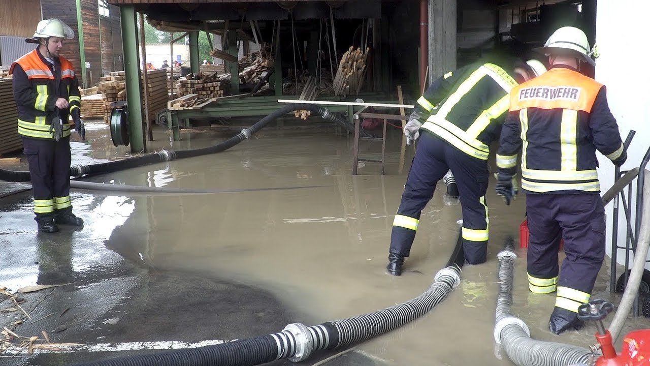 Hochwasser Rhön -  Sägewerk Tann überflutet - Feuerwehr im Einsatz