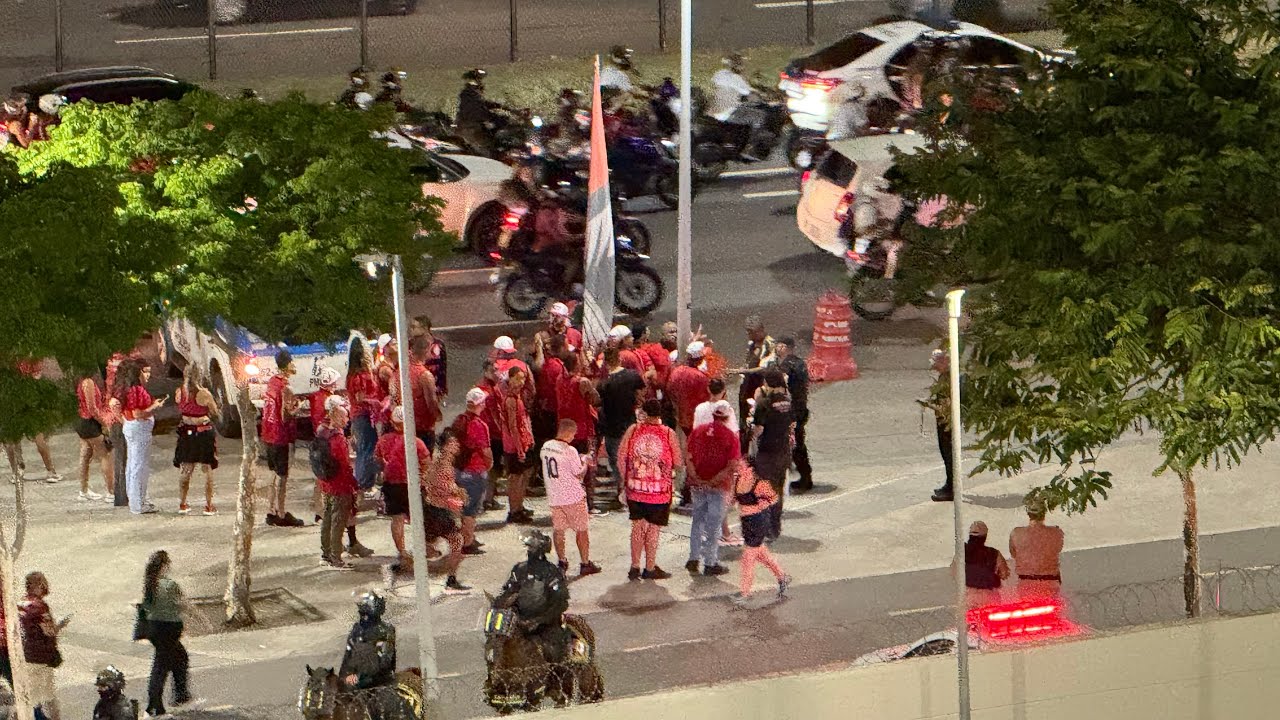 🚨 TORCEDORES DO FLAMENGO 🚨 FAZEM PROTESTO NA CHEGADA DOS JOGADORES AO MARACANÃ