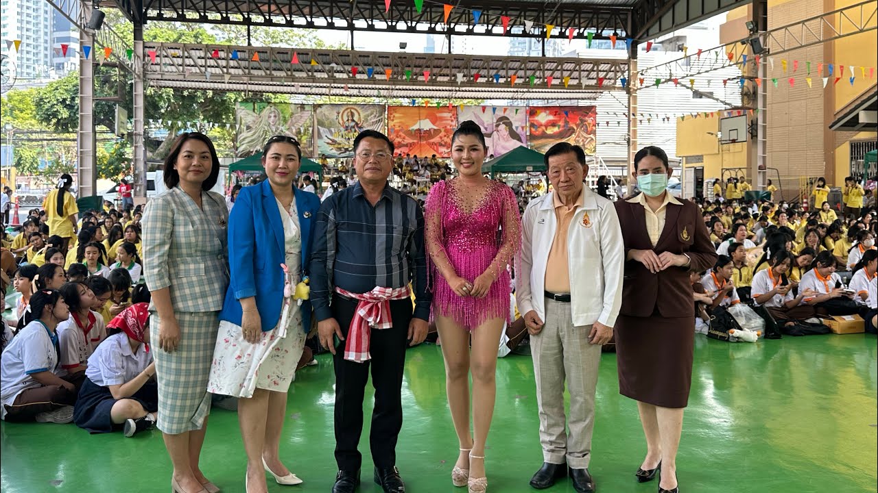 เชอร์รี่ร้องเพลง “พบรักที่สระกำแพงใหญ่” ในงานวันเด็ก 2568 ในฐานะศิษย์เก่า โรงเรียนสายน้ำผึ้งฯ