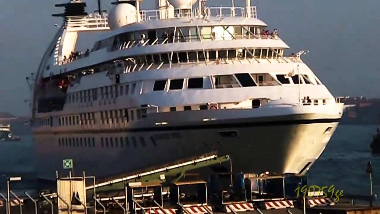 SEABOURN SPIRIT leaves from terminal venice S.Basilio
