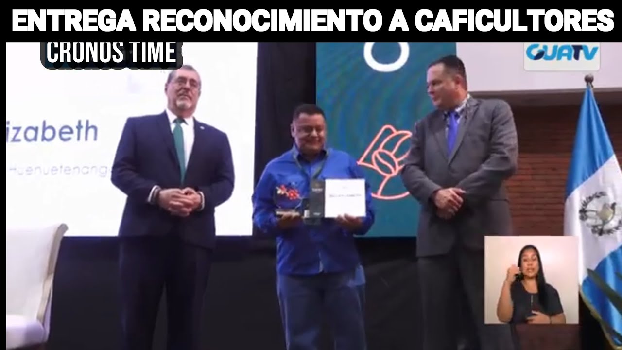 BERNARDO AR&Eacute;VALO ENTREGA RECONOCIMIENTO A CAFICULTORES, GUATEMALA.