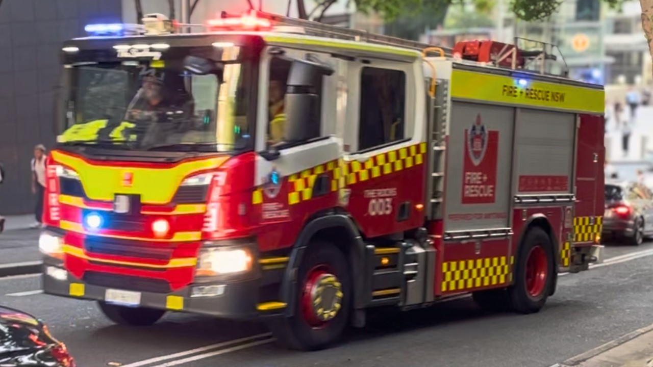 FRNSW PUMPER 003 THE ROCKS RESPONDING