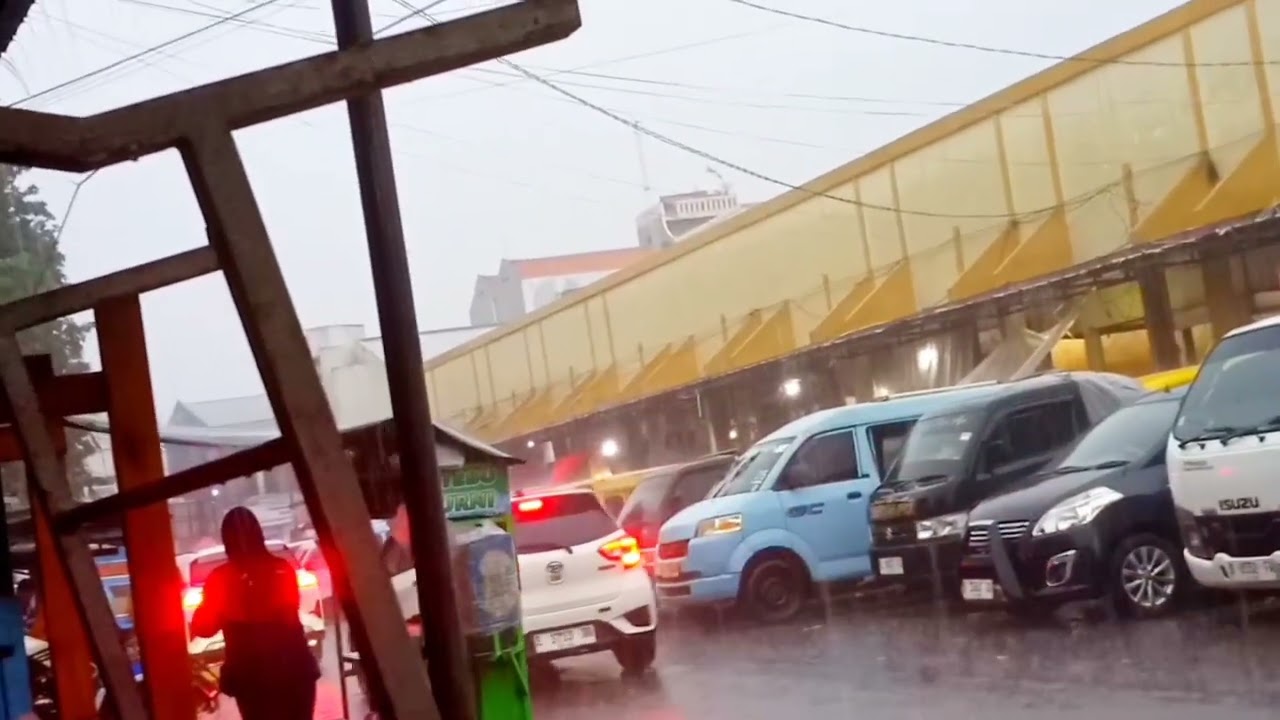 PASAR JAGASATRU HUJAN 