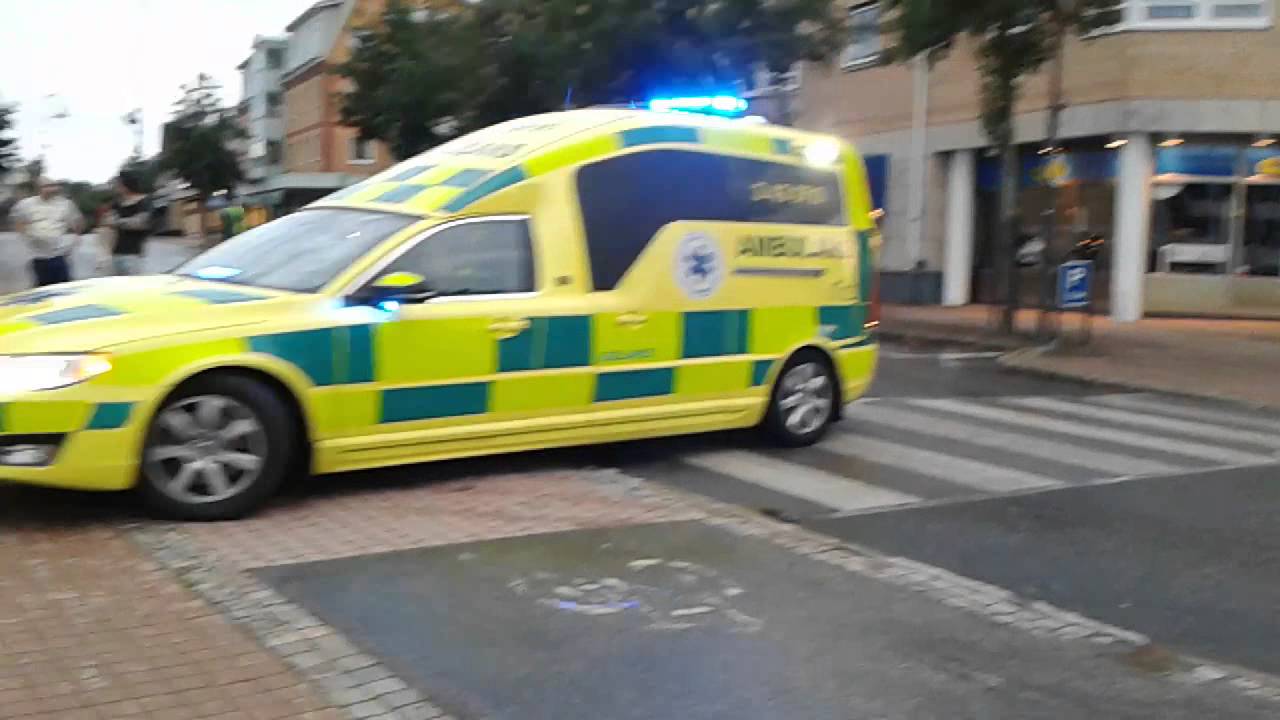 Ambulans åker iväg med blåljus