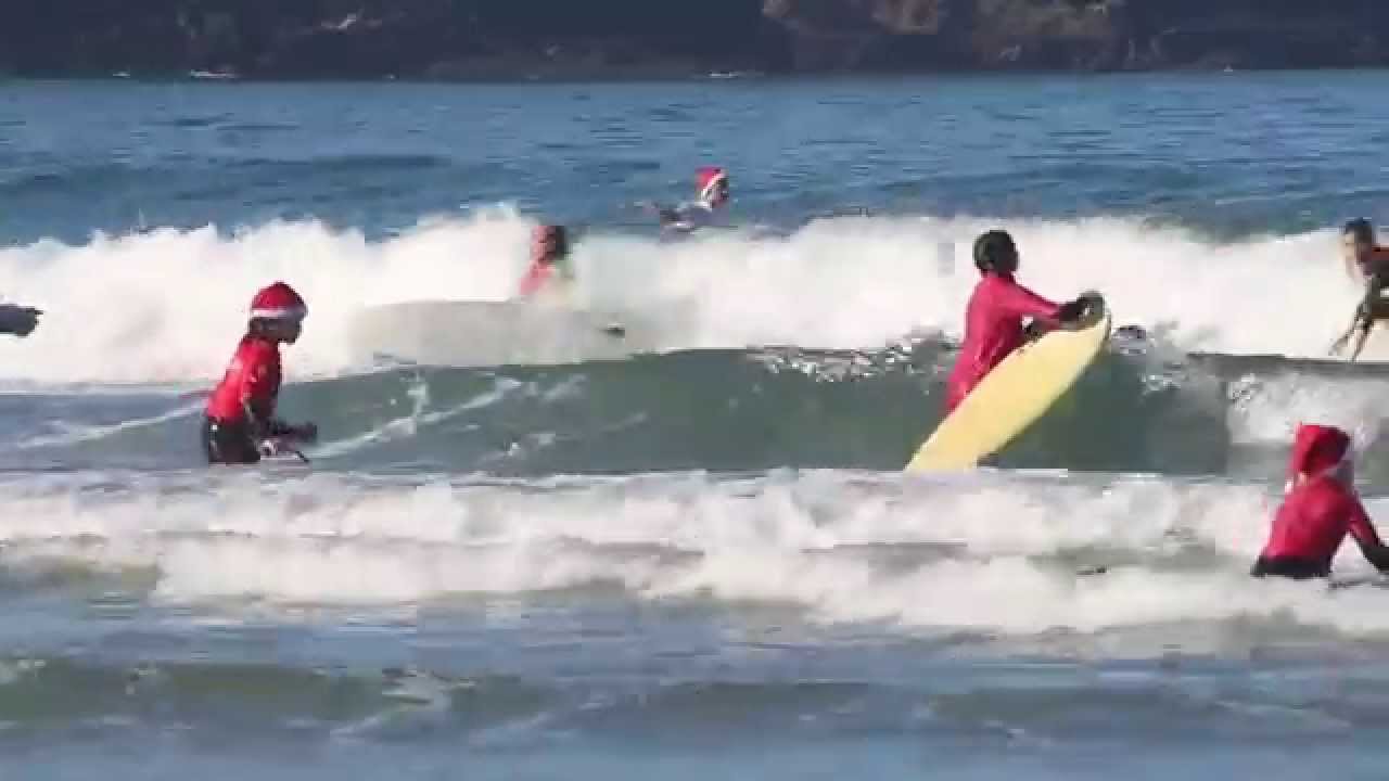 PAPA NOEL TAMBIÉN SURFEA