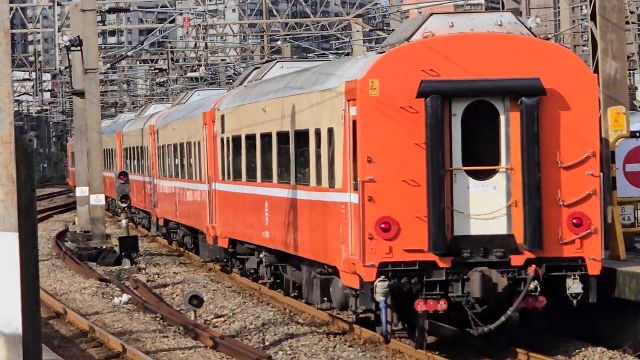 6831次七堵發車經由山線開往嘉義E500型鳴日色金光牌E529單電力機車頭+七節新式自動門莒光號入伍專列，和1128次苗栗發車經由山線開往基隆的銀綠色微笑號EMU900型十輛一編組EMU914區間車