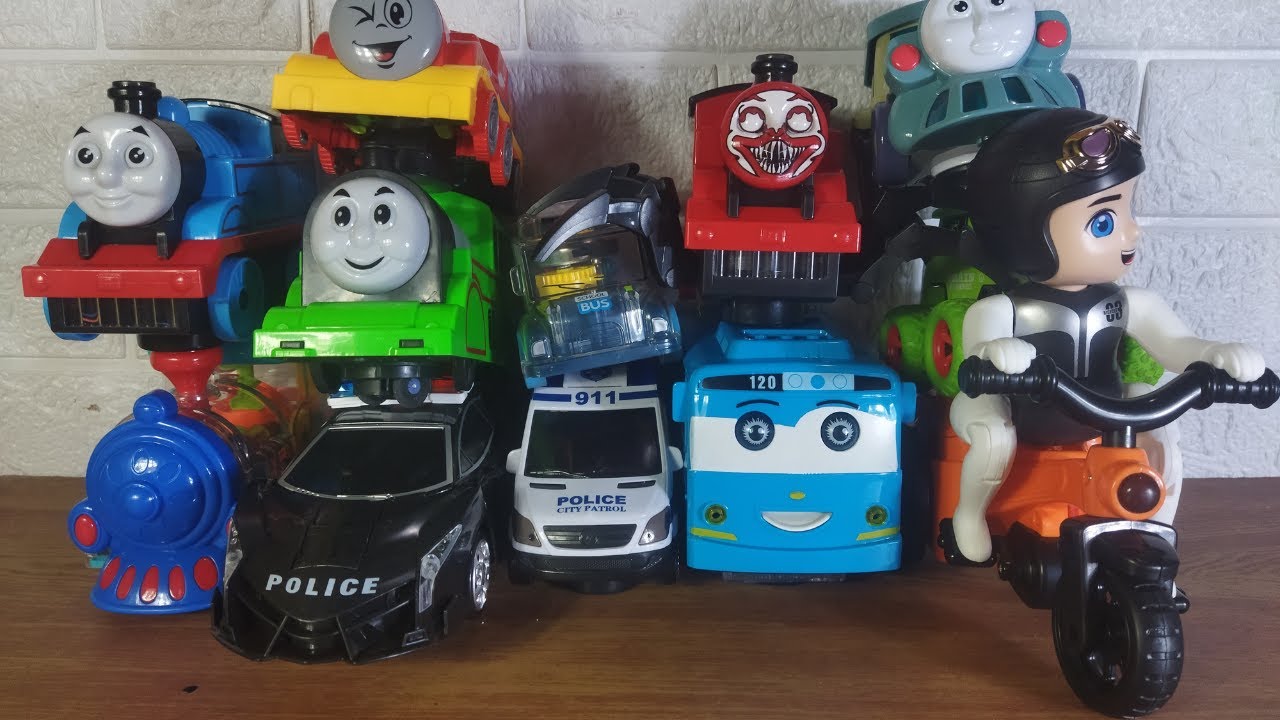 Colección de juguetes coloridos: trenes, autos y lindas amigas.