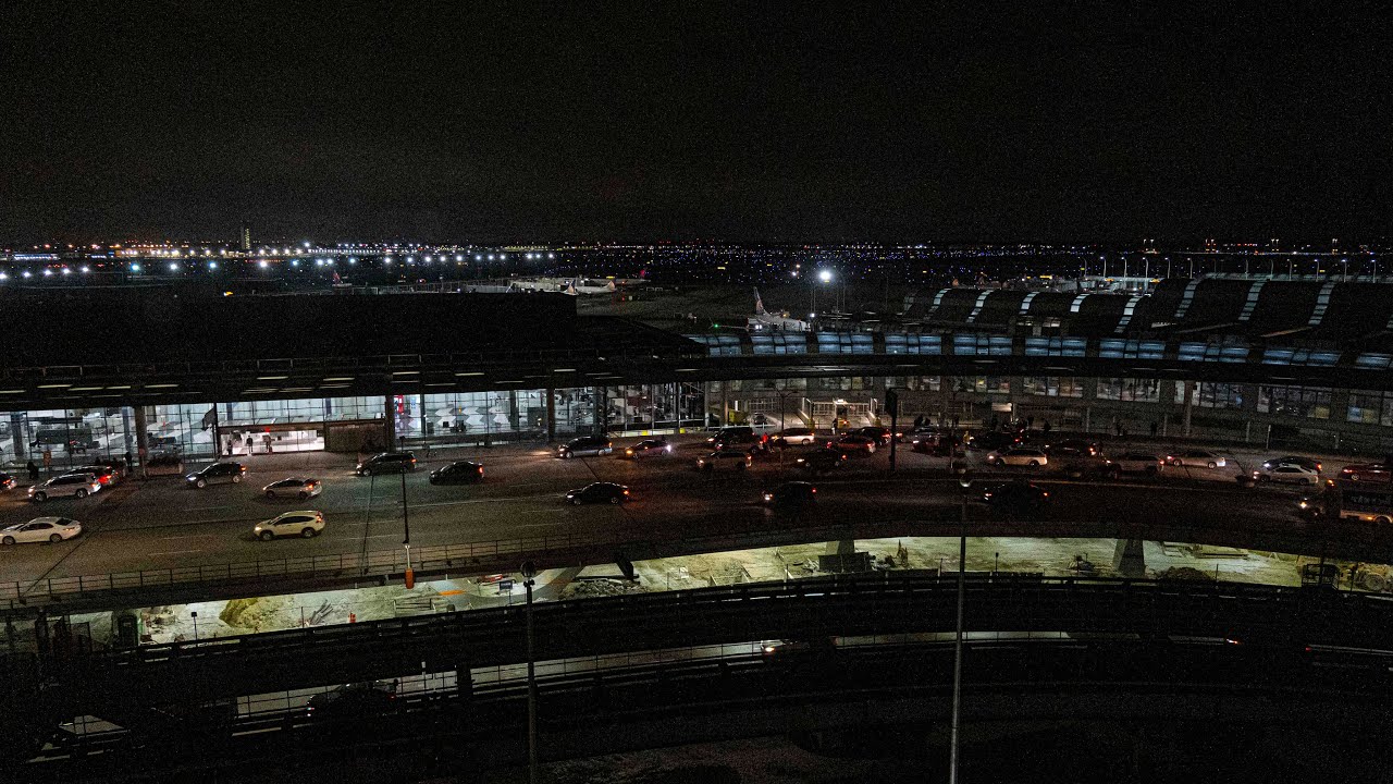 Hilton Chicago O'Hare Airport &mdash; номер с видом на взлетно-посадочную полосу
