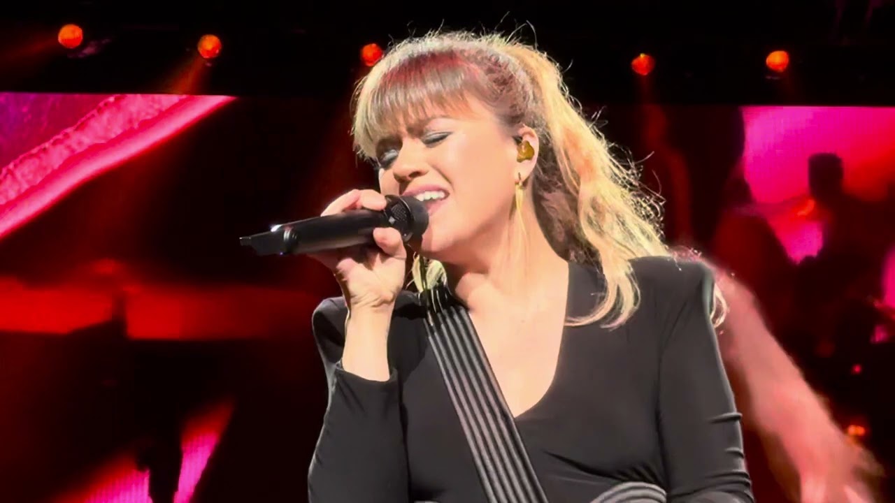 Kelly Clarkson performs Miss Independent in Atlantic City, NJ on 5/10/24.