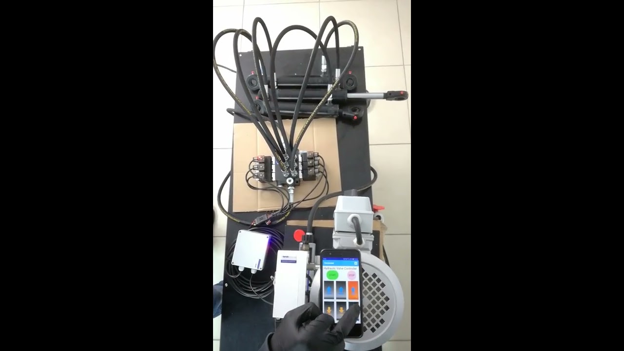 Hydraulic valve 50l/min 12 V 3 section double acting + Remote control radio by App from phone
