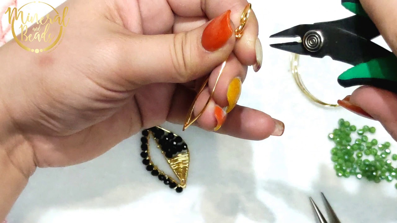 Cómo Hacer un Dije en Forma de Hoja con Alambre y Cristales
