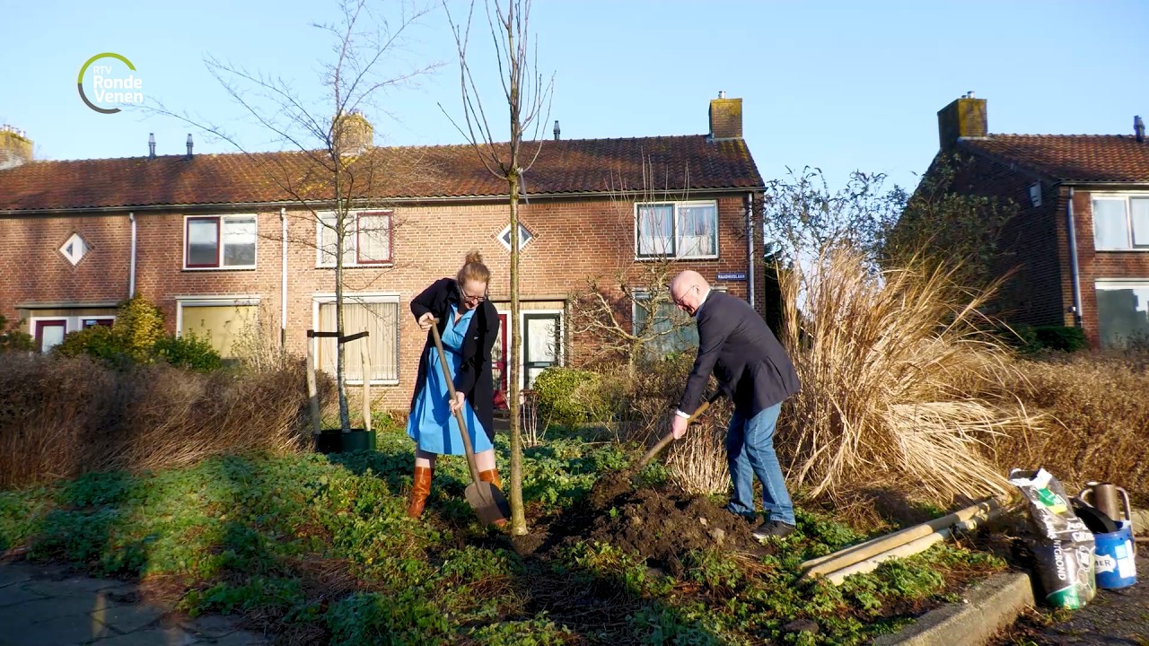 Nieuwe en oude burgemeester planten boom voor extra aandacht natuur