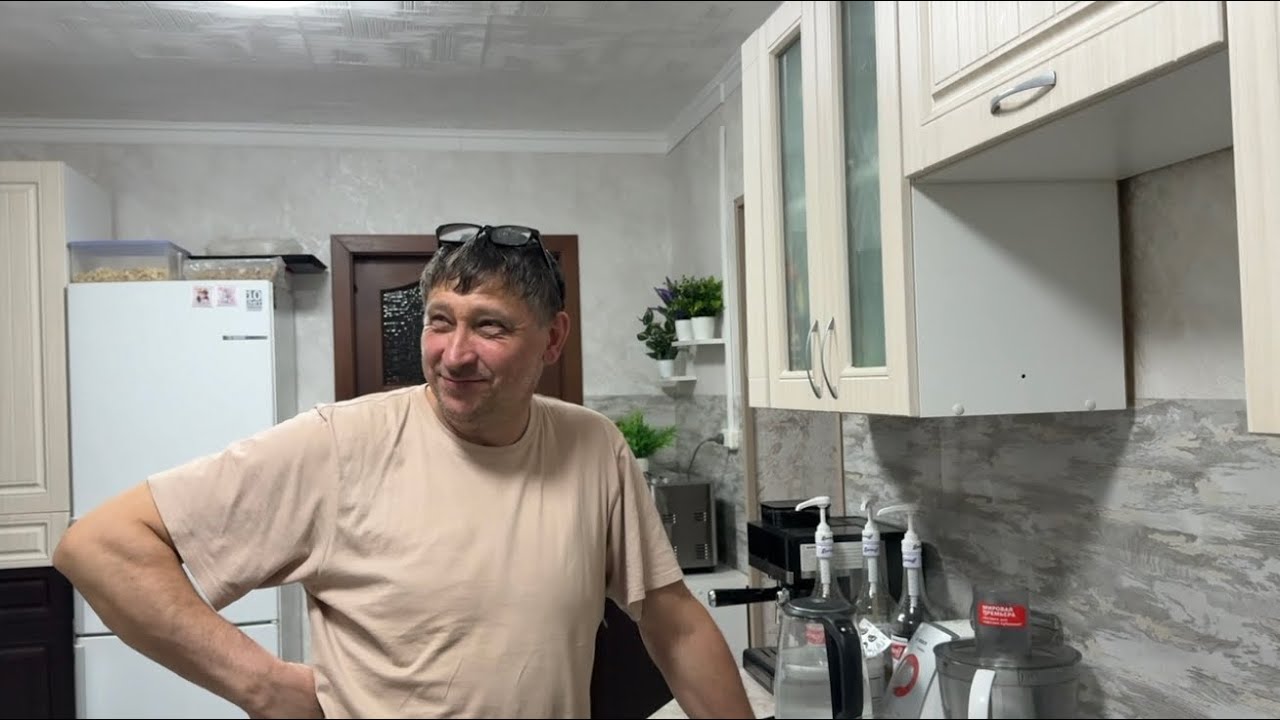 Сшила ФУТБОЛКУ. Начали РАЗБИРАТЬ. Муж опять готовит. 