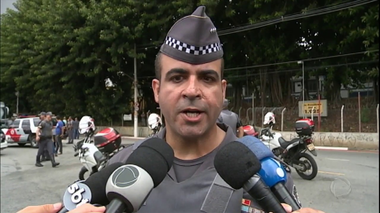 Criminosos roubam celulares e trocam tiros em shopping na Grande em SP