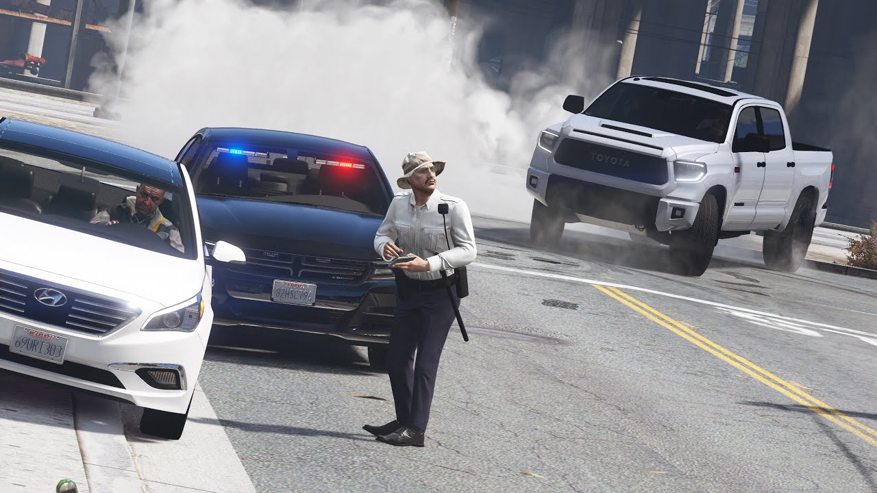 شرطي يستغل الناس بالمخالفات و لكن تنكشف حقيقته فالنهاية  || فلم الشرطي || GTA V