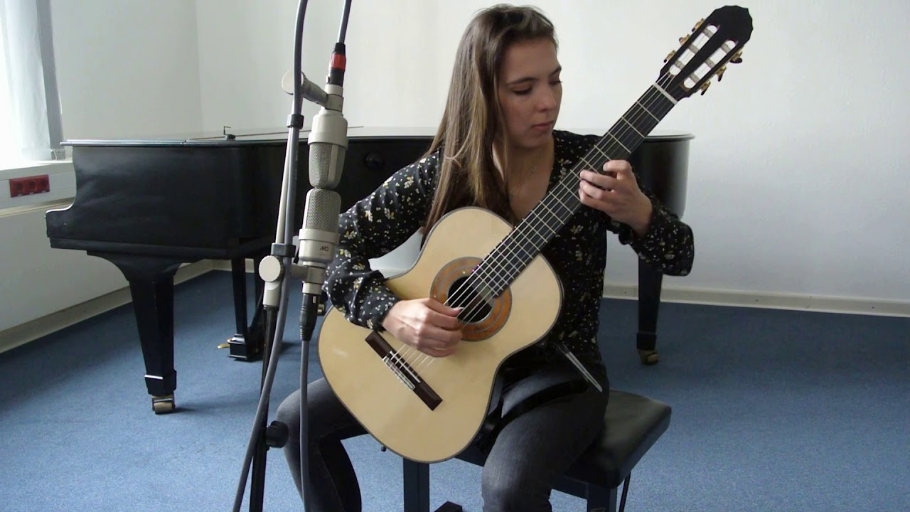Émilie Fend plays J. S. Bach - Gigue BWV 1006 on a Götz Bürki guitar
