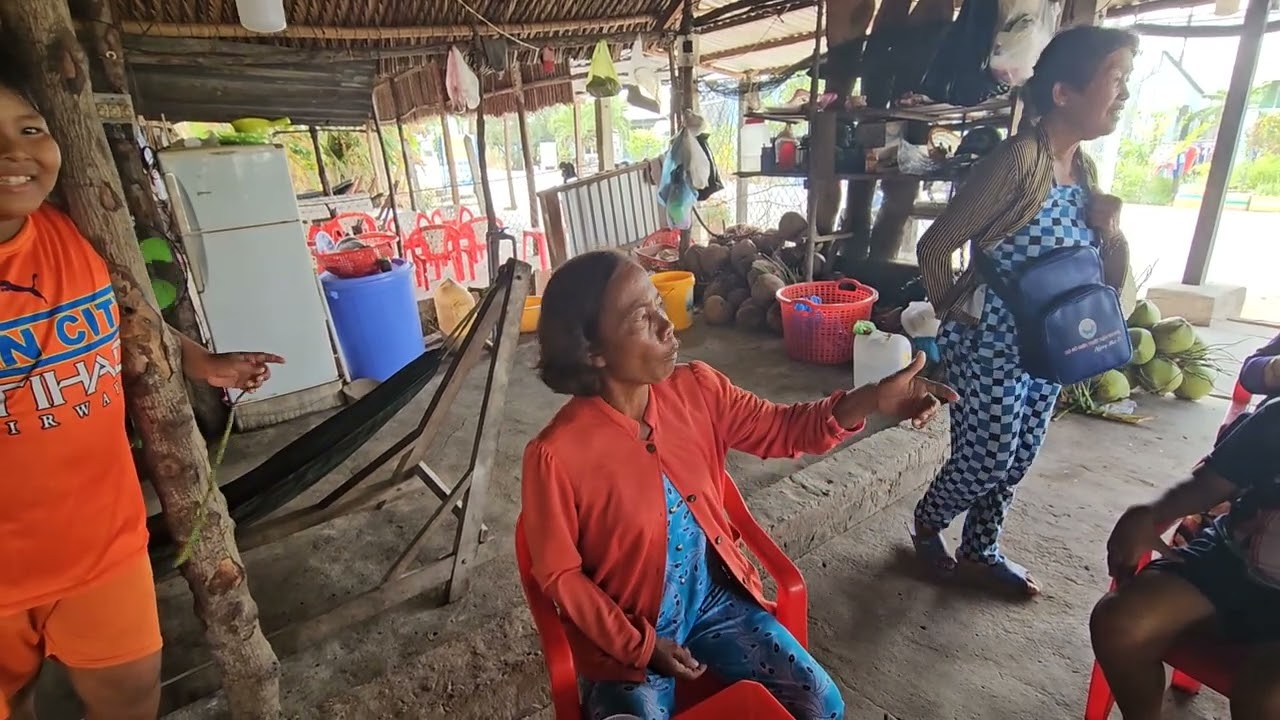 Idol Quạ Đen Lần đầu tiên ăn Bún Nước lèo Sóc Trăng,,Ăn Cũng Kh.ông Y.ên Với FAN nhí...i